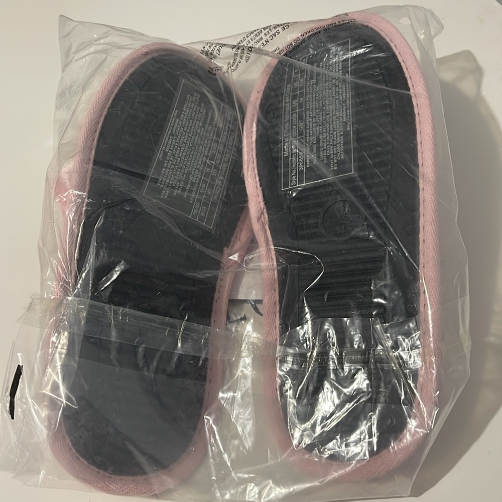 NWT Victoria’s secret - Pink slippers with faux fur white pom - size M (7/8) - Picture 4 of 4